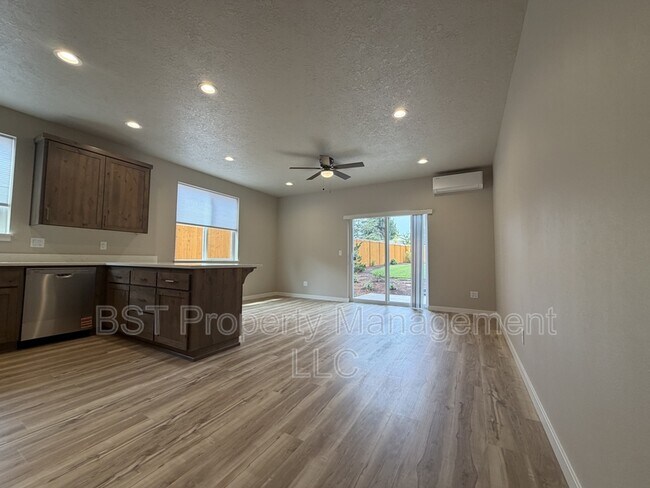Foto del edificio - 4025 Filbert Ave NE