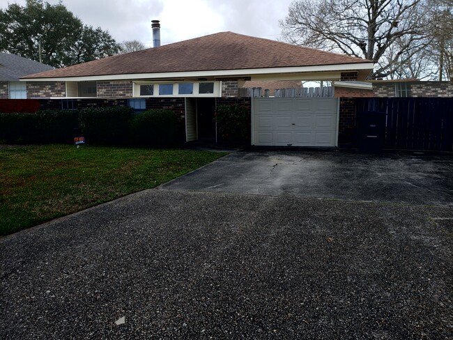 Building Photo - 121 Brentwood Dr