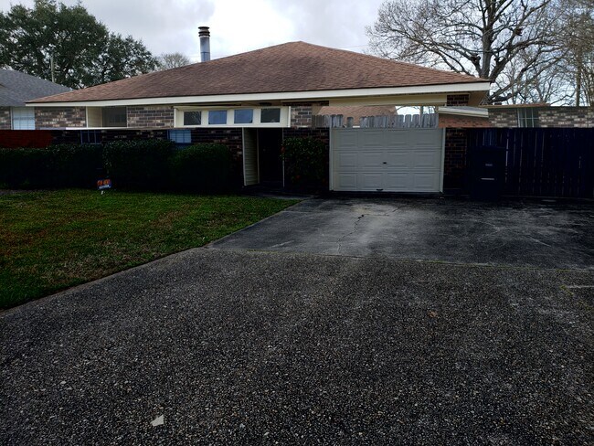 Foto del edificio - 121 Brentwood Dr