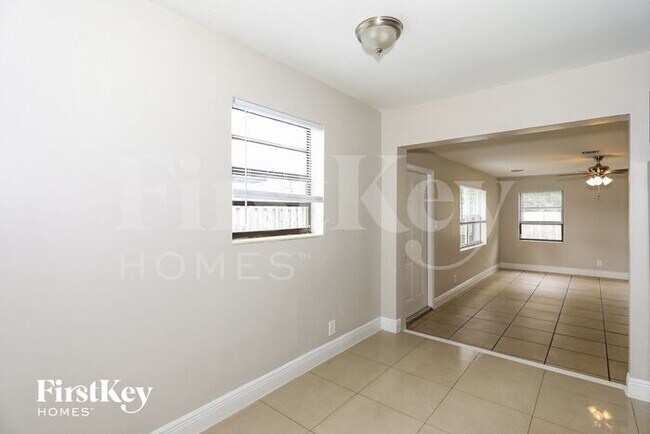 Building Photo - 1061 SW 31st St