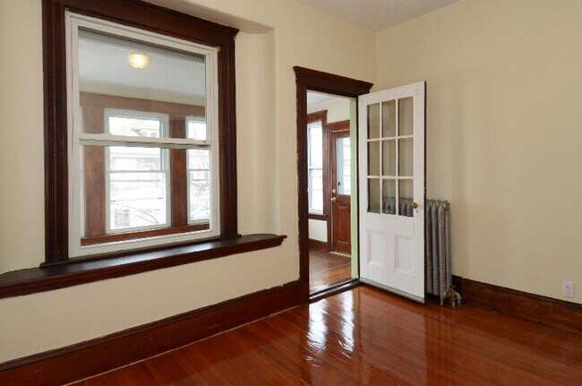 Building Photo - 117 Saratoga St