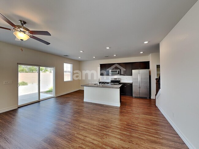 Foto del edificio - 9875 S Eastern Ave