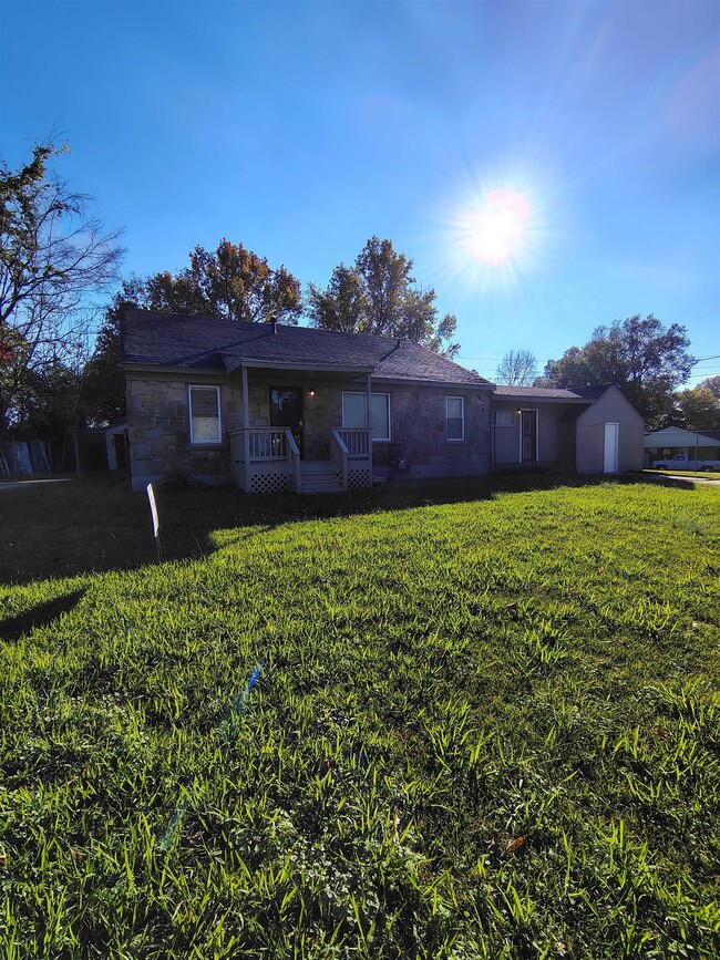 Building Photo - 2489 N Skyline Cir