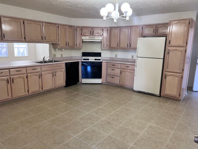 Building Photo - Great 3 or 4 bedroom w/ large rooms and co...