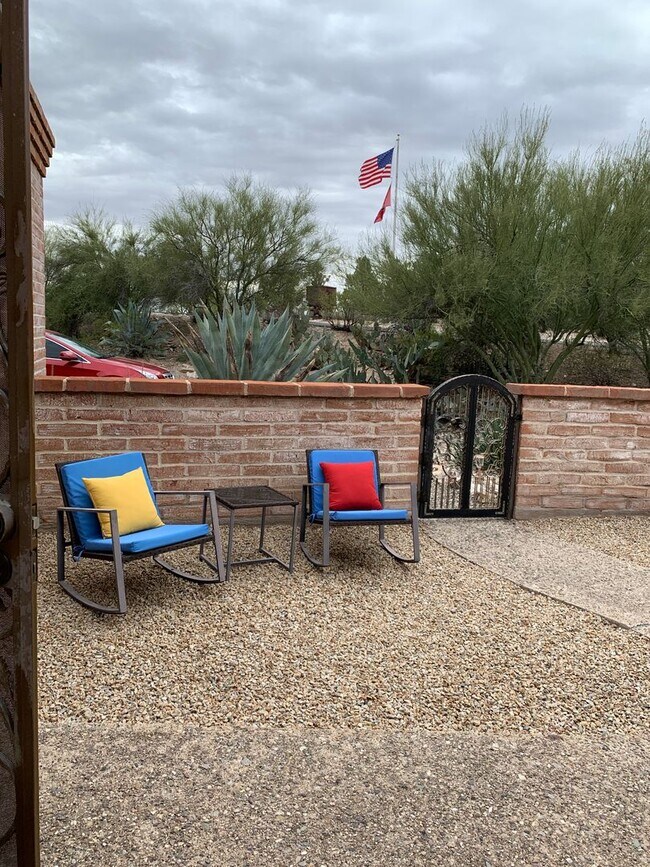 Building Photo - 4 Bedroom 3 Bath Home, Over an acre gives ...