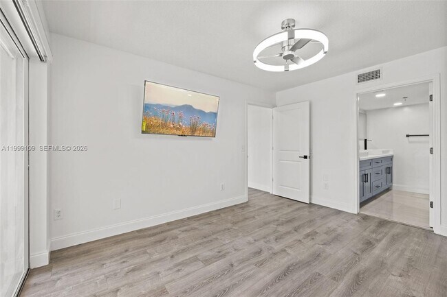 Building Photo - 470 S Park Rd