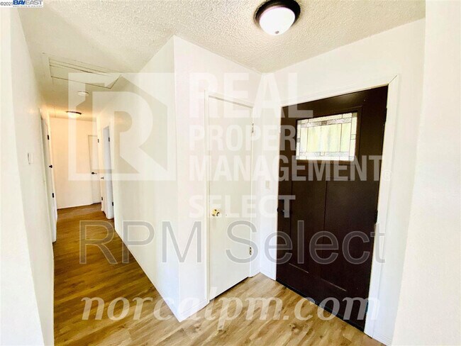 Foto del edificio - 2170 McGregor Dr