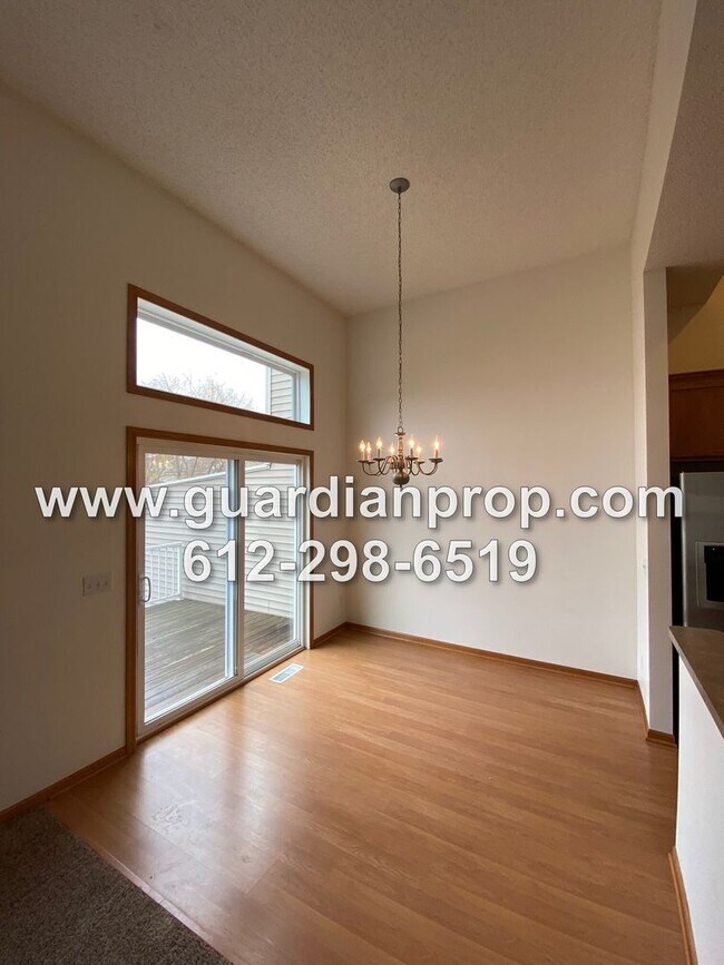 Building Photo - Townhouse Available October 1, High Ceilings, Open Floor Plan, Lower Family Room w/Fireplace, Bal...
