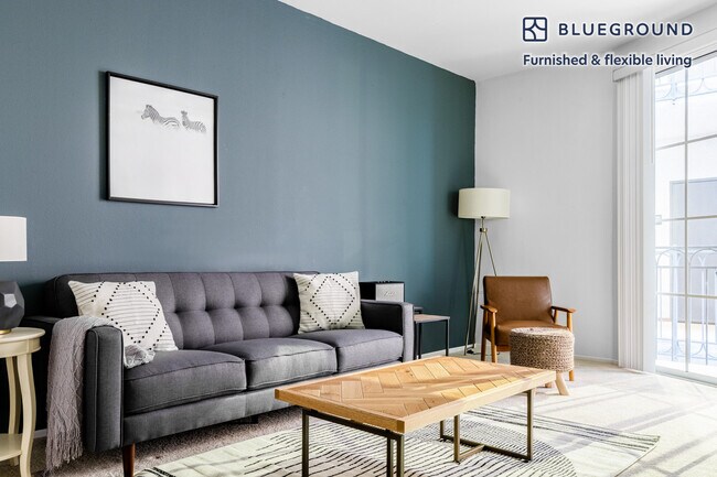 Foto del edificio - 345 S Cloverdale Ave