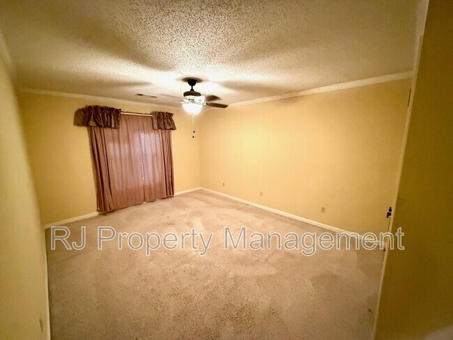 Foto del edificio - 8610 Dena Cove W