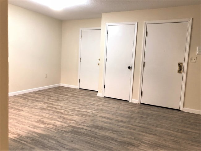 Dining - 5 Autumn Leaf Dr