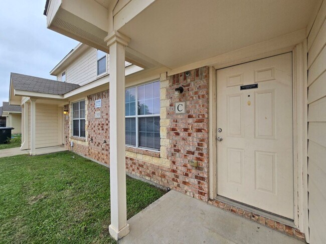 Foto del edificio - AVAILABLE NOW!