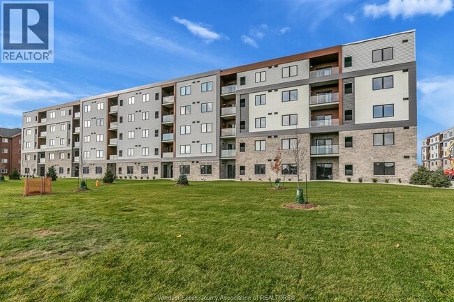 Building Photo - 2600 Sandwich W Pkwy