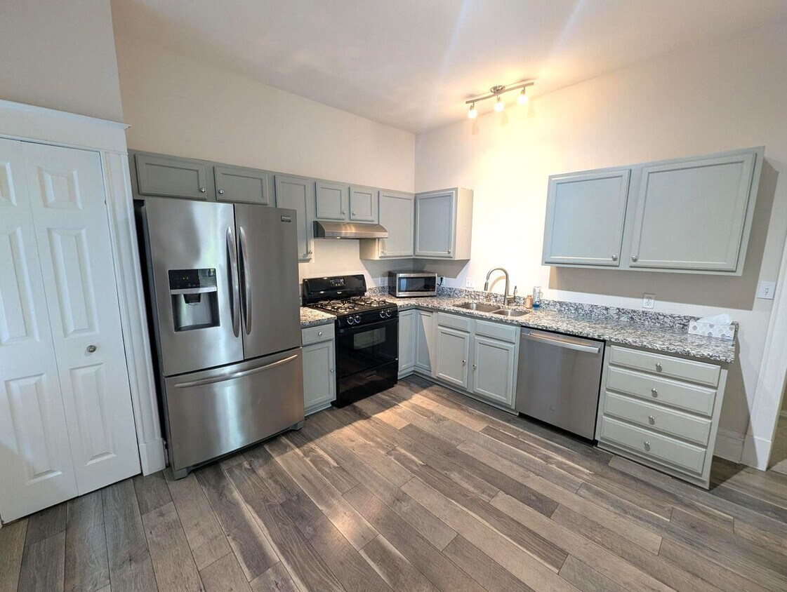 Foto principal - COMING SOON: Sunshine on Shaw! 3 Bedroom, ...