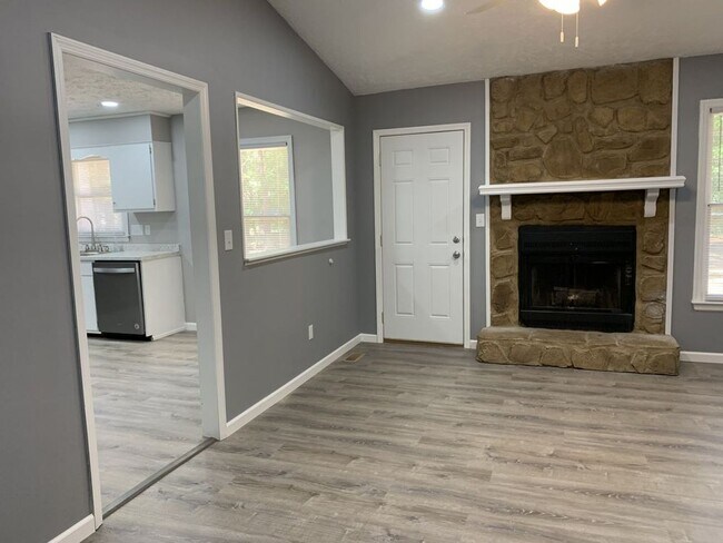 Building Photo - Charming 3 Bed, 2 Bath Home in Fayetteville