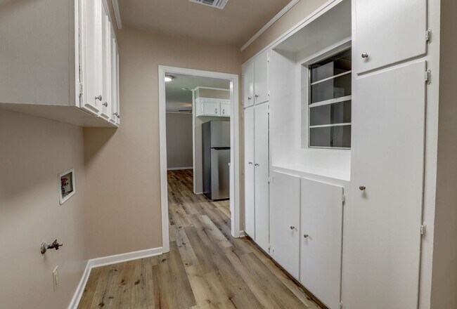 Building Photo - 4225 Lotus Dr