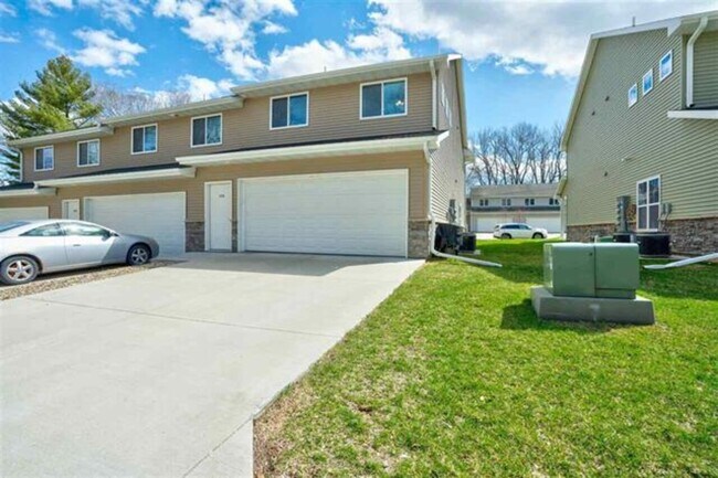 Building Photo - 1328 N Dodge St Ct