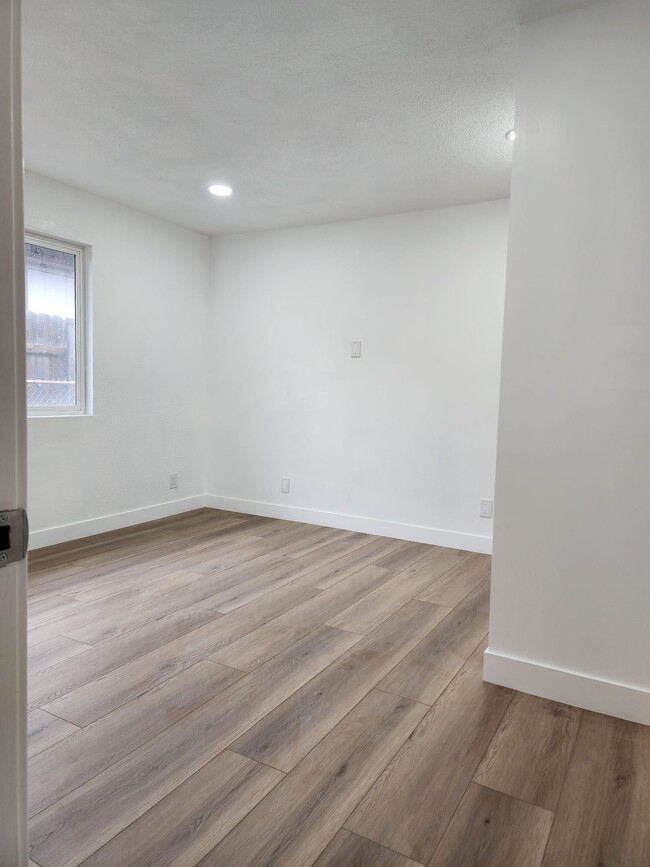 Building Photo - 6645 Darwell Ave