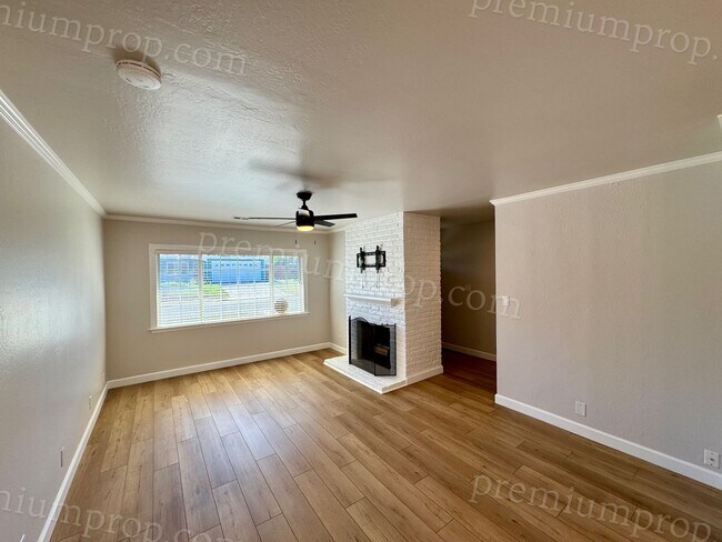 Building Photo - Gorgeous Main House with PGE and Water inc...