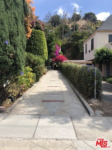 Foto del edificio - 2590 N Beachwood Dr
