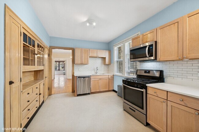 Kitchen - 4943 N Leavitt St