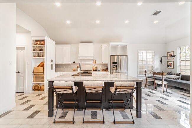 Building Photo - 1611 Lakeside Enclave Dr