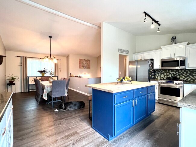 Building Photo - 3848 Sutherland Dr