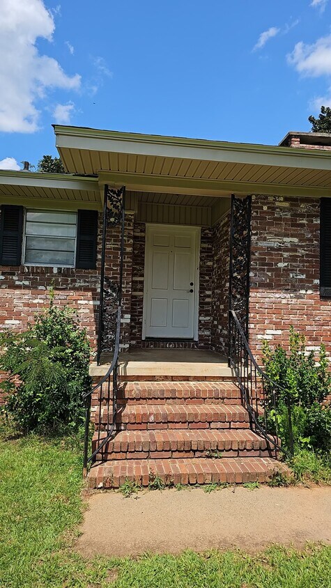 Primary Photo - 1003 Riverbend Dr