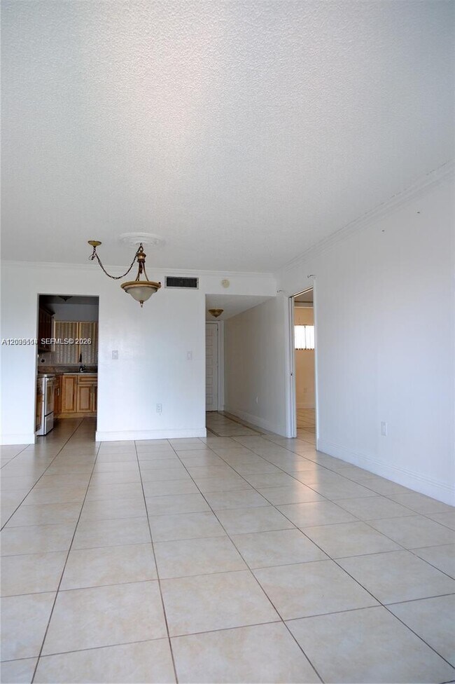 Foto del edificio - 650 NE 149th St