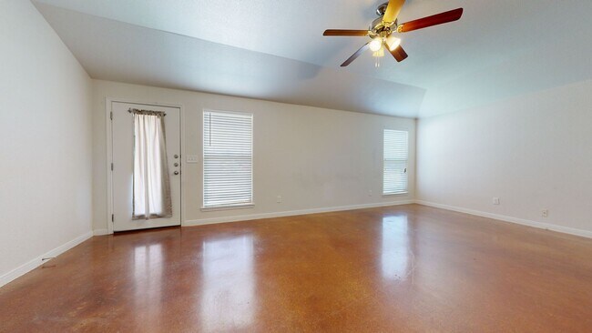 Foto del edificio - ALL STAINED CONCRETE FLOORING DUPLEX IN HA...
