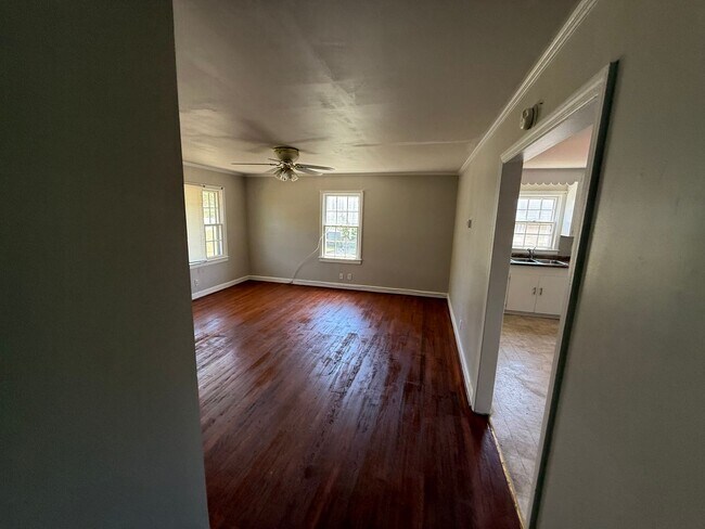 Foto del edificio - 2 Bedroom House near Downtown Raleigh east of Oakwood