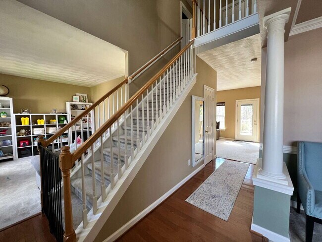 Building Photo - Spacious 4 bedroom home with POOL in sought after neighborhood and schools.