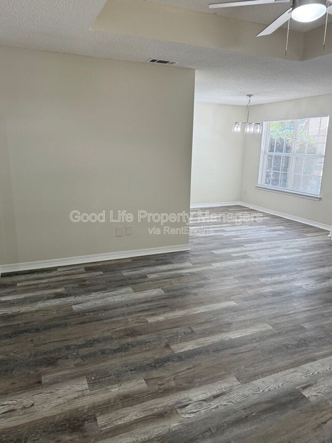 Foto del edificio - 9980 Bowman Ave