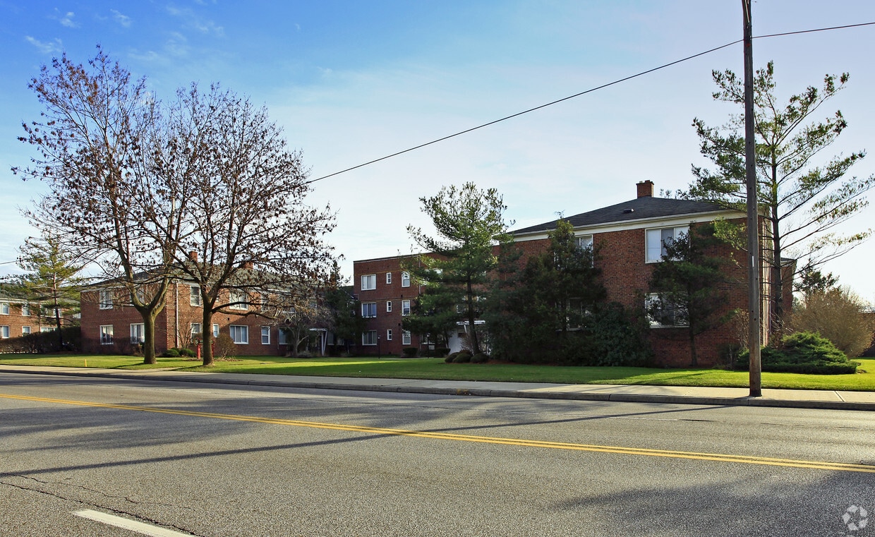 Jackson Manor Apartments in University Heights, OH