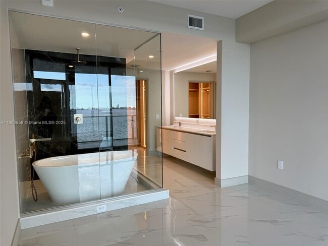 Foto del edificio - 700 NE 24th St