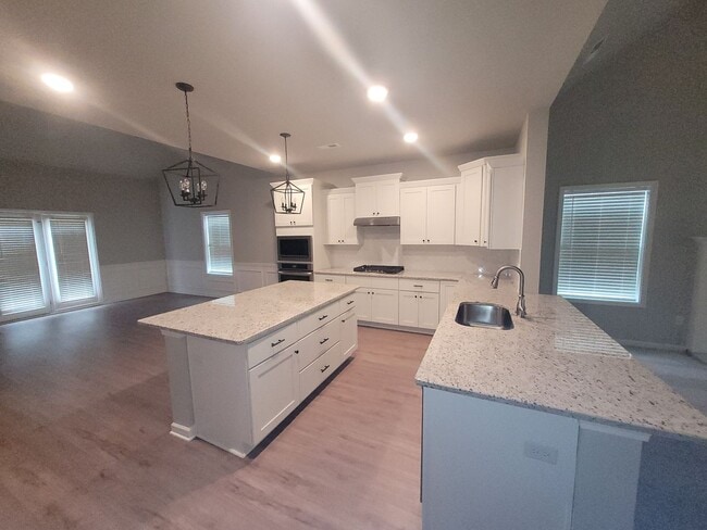 Building Photo - 4 bedroom 2.5 bath