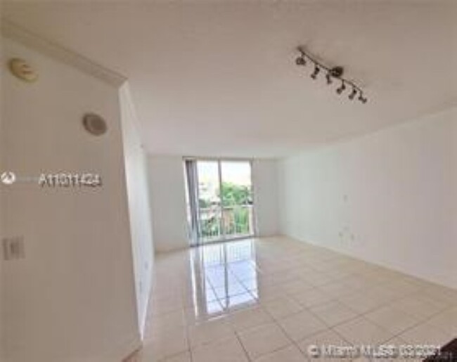 Building Photo - 2000 N Bayshore Dr
