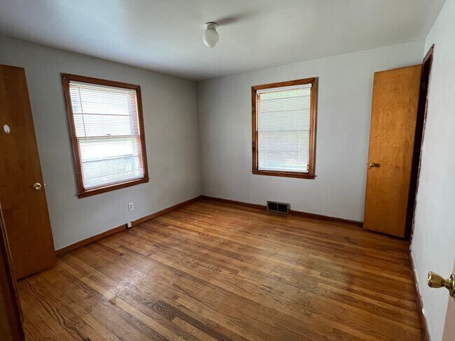 Foto del edificio - 5 BED; 2 BATH HOME CLOSE TO IU STADIUM! AV...