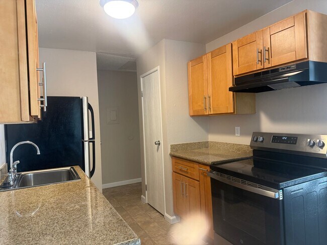 Building Photo - Remodeled South East Condo