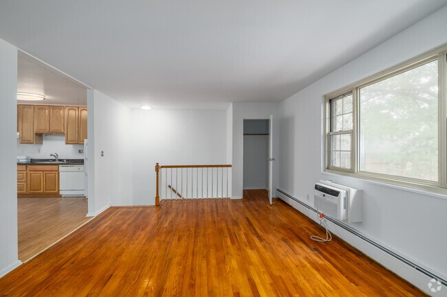 1BR, 1BA - 696SF - Living Room - Madison Apartments