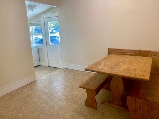 Building Photo - Well Maintained Comfortable, Charming Vict...