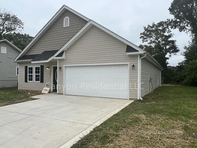 Building Photo - Beautiful 3b Room!Move in ready!