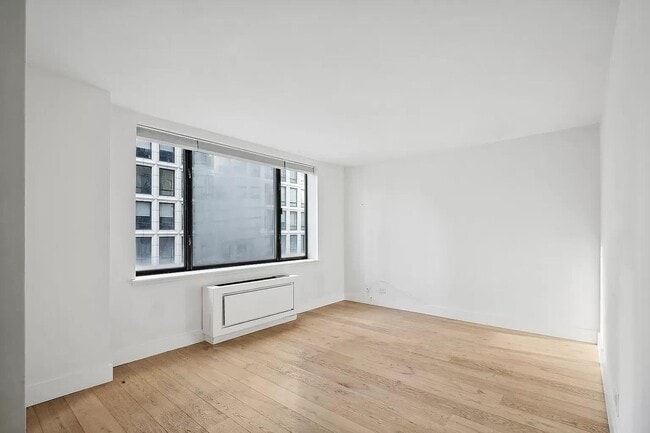 Foto del edificio - 30 W 61st St