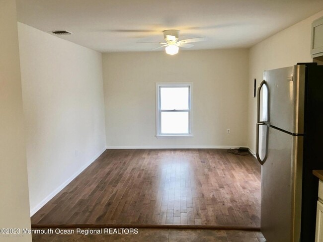 Building Photo - 200 7th Ave