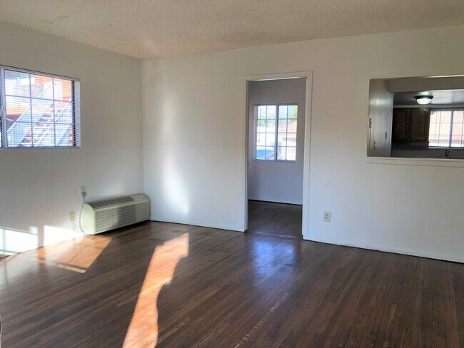Building Photo - 608 N Orange Ave