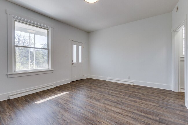 Foto del edificio - Available NOW - Spacious 2 Bedroom Home Mi...