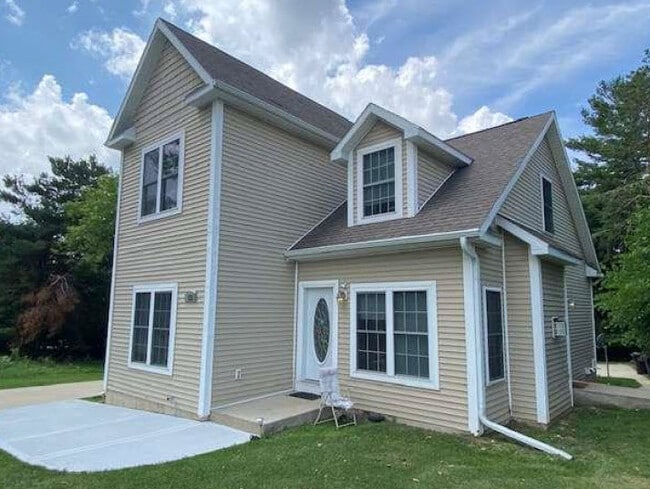 Building Photo - 422 N Tratt St