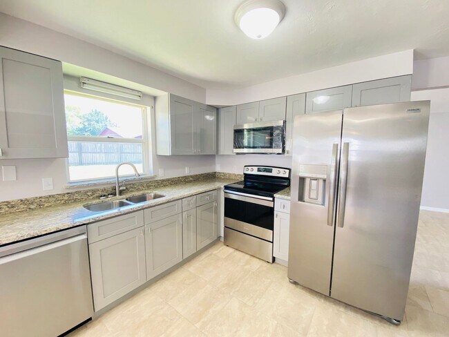 Foto del edificio - Beautiful 3 Bedroom House in Quiet Ormond ...