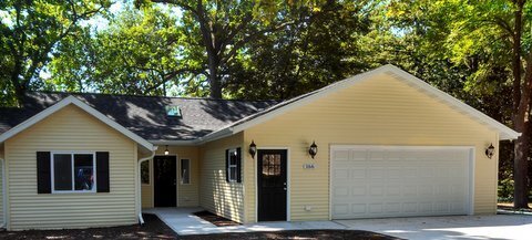 Building Photo - Stunning 4 bdrm/2 bath in Genoa City