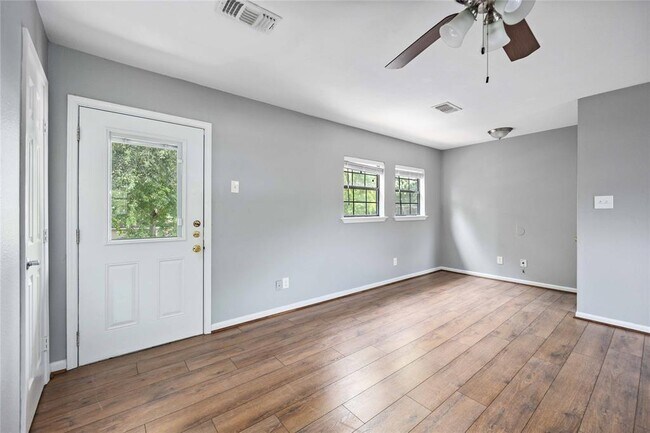 Foto del edificio - 2119 N Austin Ave